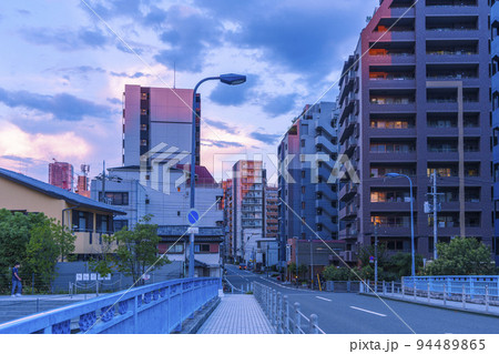 木津川に架かる松島橋と美しい夕焼け空 夏【大阪市西区】 木津川に架かる松島橋と美しい夕焼け空 夏【大阪市西区】 94489865