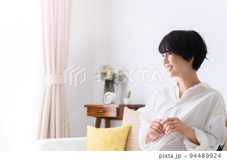 部屋でくつろぐ女性 部屋でくつろぐ女性 94489924