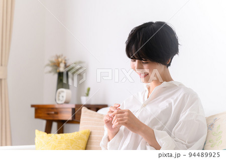 部屋でくつろぐ女性 94489925