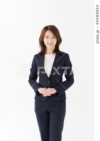 スーツ姿の女性　 94489944