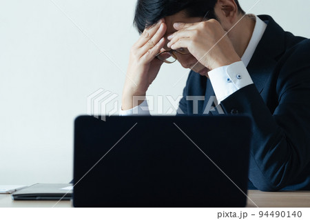 悩む中高年ビジネスマン 94490140