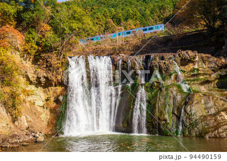 栃木那須烏山の秋　紅葉の龍門の滝 94490159