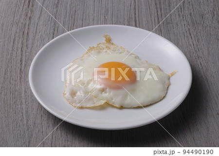 白い皿と目玉焼き 白い皿と目玉焼き 94490190
