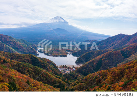 （山梨県）紅葉が進んだ精進峠から精進湖と富士山 94490193