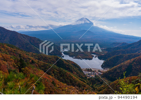 （山梨県）紅葉が進んだ精進峠から精進湖と富士山 94490194