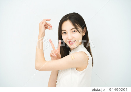 ワクチン接種のパッチが貼られた女性の腕 94490205