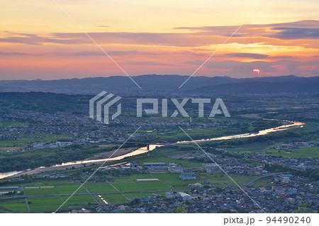 【万灯呂山展望台より京田辺市を一望 (夕刻)】 京都府綴喜郡井手町多賀大峰 【万灯呂山展望台より京田辺市を一望 (夕刻)】 京都府綴喜郡井手町多賀大峰 94490240