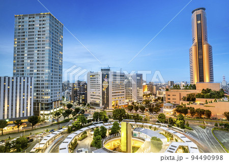静岡県浜松市のJR浜松駅北口の夕方から日没にかけてのの市街地風景 94490998