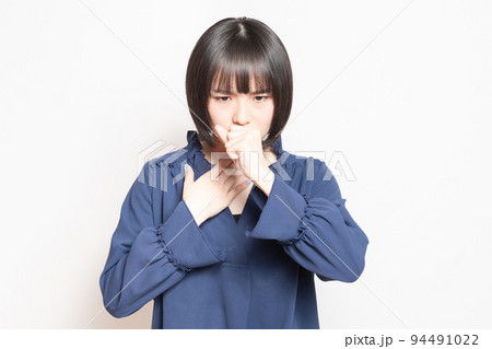 喉が痛くて体調不良の若い女性 喉が痛くて体調不良の若い女性 94491022