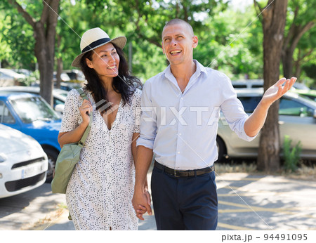 couple having a date 94491095