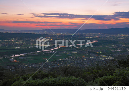【万灯呂山展望台より京田辺市を一望 (夜景)】 京都府綴喜郡井手町多賀大峰 【万灯呂山展望台より京田辺市を一望 (夜景)】 京都府綴喜郡井手町多賀大峰 94491139