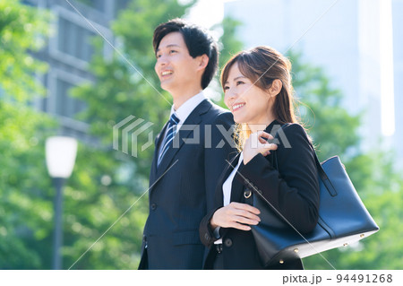 ビジネス　女性　男性　チーム　営業　ビジネスマン 94491268