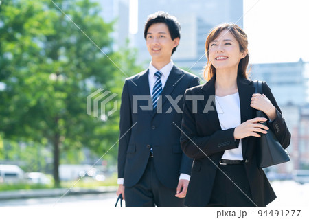 ビジネス　女性　男性　チーム　営業　ビジネスマン 94491277