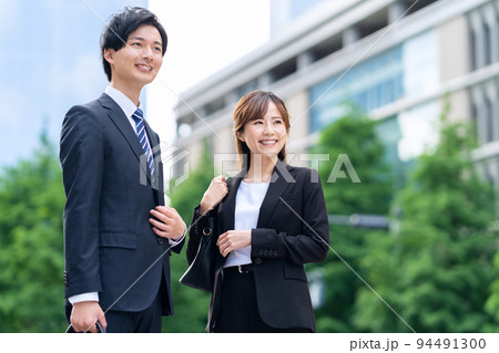 ビジネス 女性 男性 スマホ チーム 営業 ビジネスマン ビジネス 女性 男性 スマホ チーム 営業 ビジネスマン 94491300