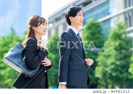 ビジネス 女性 男性 スマホ チーム 営業 ビジネスマン ビジネス 女性 男性 スマホ チーム 営業 ビジネスマン 94491312