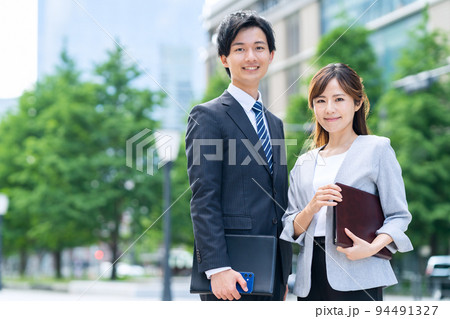 ビジネス 女性 男性 チーム 営業 ビジネスマン ビジネス 女性 男性 チーム 営業 ビジネスマン 94491327