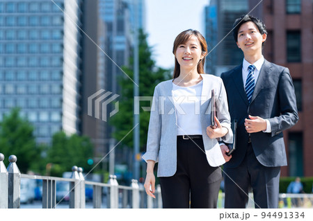 ビジネス　女性　男性　チーム　営業　ビジネスマン 94491334