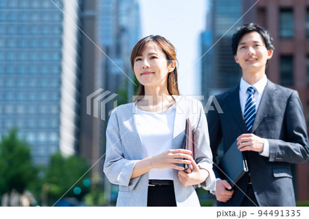 ビジネス 女性 男性 チーム 営業 ビジネスマン ビジネス 女性 男性 チーム 営業 ビジネスマン 94491335