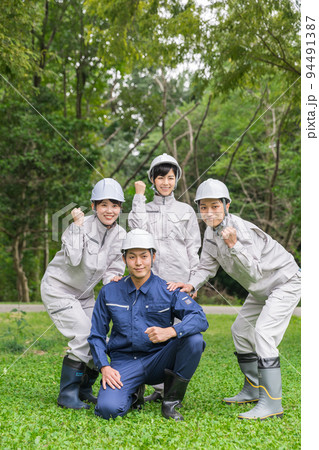 作業服を着た元気な男女 林業 作業服を着た元気な男女 林業 94491387