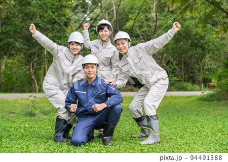 作業服を着た元気な男女 林業 作業服を着た元気な男女 林業 94491388