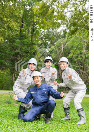 作業服を着た元気な男女　林業 94491397