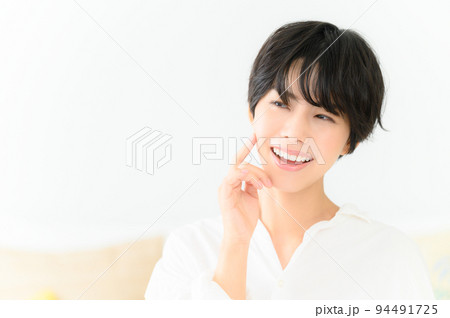美容に使いやすい美しい女性 94491725