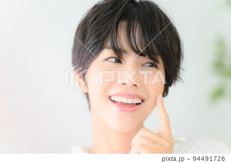 美容に使いやすい美しい女性 美容に使いやすい美しい女性 94491726