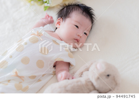 ファミリー 生後1ヶ月の赤ちゃん ファミリー 生後1ヶ月の赤ちゃん 94491745
