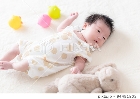 ファミリー　生後1ヶ月の赤ちゃん 94491805
