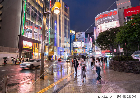 《東京都》夜の新宿東口・雨の繁華街 94491904