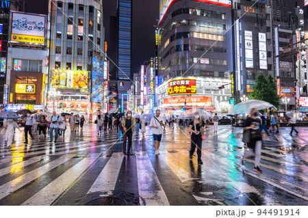 《東京都》夜の新宿歌舞伎町・雨の繁華街 《東京都》夜の新宿歌舞伎町・雨の繁華街 94491914