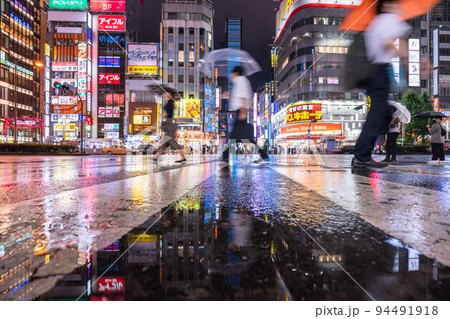 《東京都》夜の新宿歌舞伎町・雨の繁華街 94491918