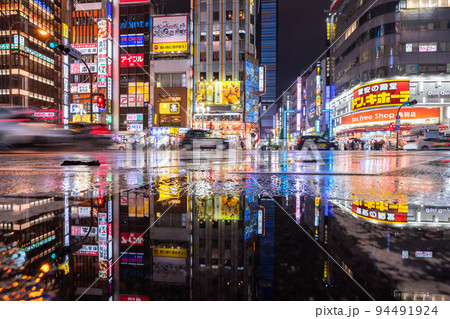 《東京都》夜の新宿歌舞伎町・雨の繁華街 94491924