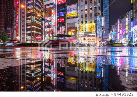 《東京都》夜の新宿歌舞伎町・雨の繁華街 《東京都》夜の新宿歌舞伎町・雨の繁華街 94491925