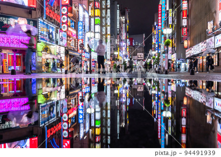 《東京都》夜の新宿歌舞伎町・雨の繁華街 94491939