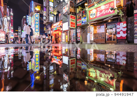 《東京都》夜の新宿歌舞伎町・雨の繁華街 94491947
