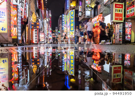 東京都》夜の新宿歌舞伎町・雨の繁華街の写真素材 [94491950