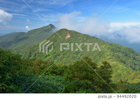 那須連山三本槍岳西側登山道から旭岳、須立山方面を見る 94492020