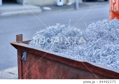 コンテナに入った切り粉 94492275