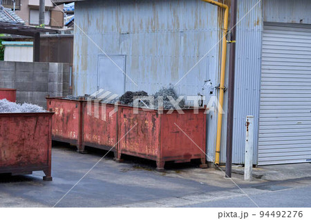 コンテナに入った切り粉 94492276