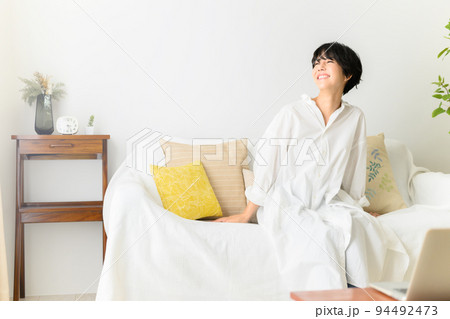部屋でゆったりするアジア人(日本人)女性 部屋でゆったりするアジア人(日本人)女性 94492473