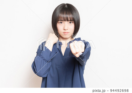 ボクシングのポーズをしている若い女性 ボクシングのポーズをしている若い女性 94492698