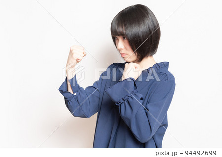 ボクシングのポーズをしている若い女性 ボクシングのポーズをしている若い女性 94492699