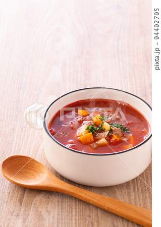 ミネストローネを食べる 94492795