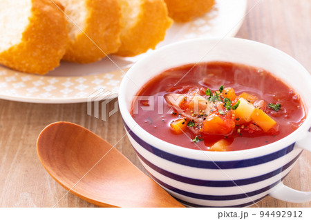 ミネストローネを食べる 94492912