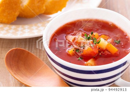 ミネストローネを食べる ミネストローネを食べる 94492913