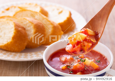 ミネストローネを食べる 94492916