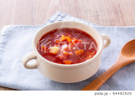 ミネストローネを食べる 94492920