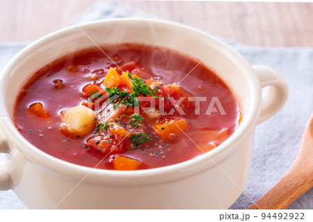 ミネストローネを食べる 94492922