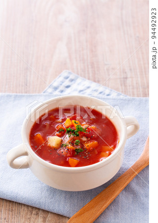 ミネストローネを食べる 94492923